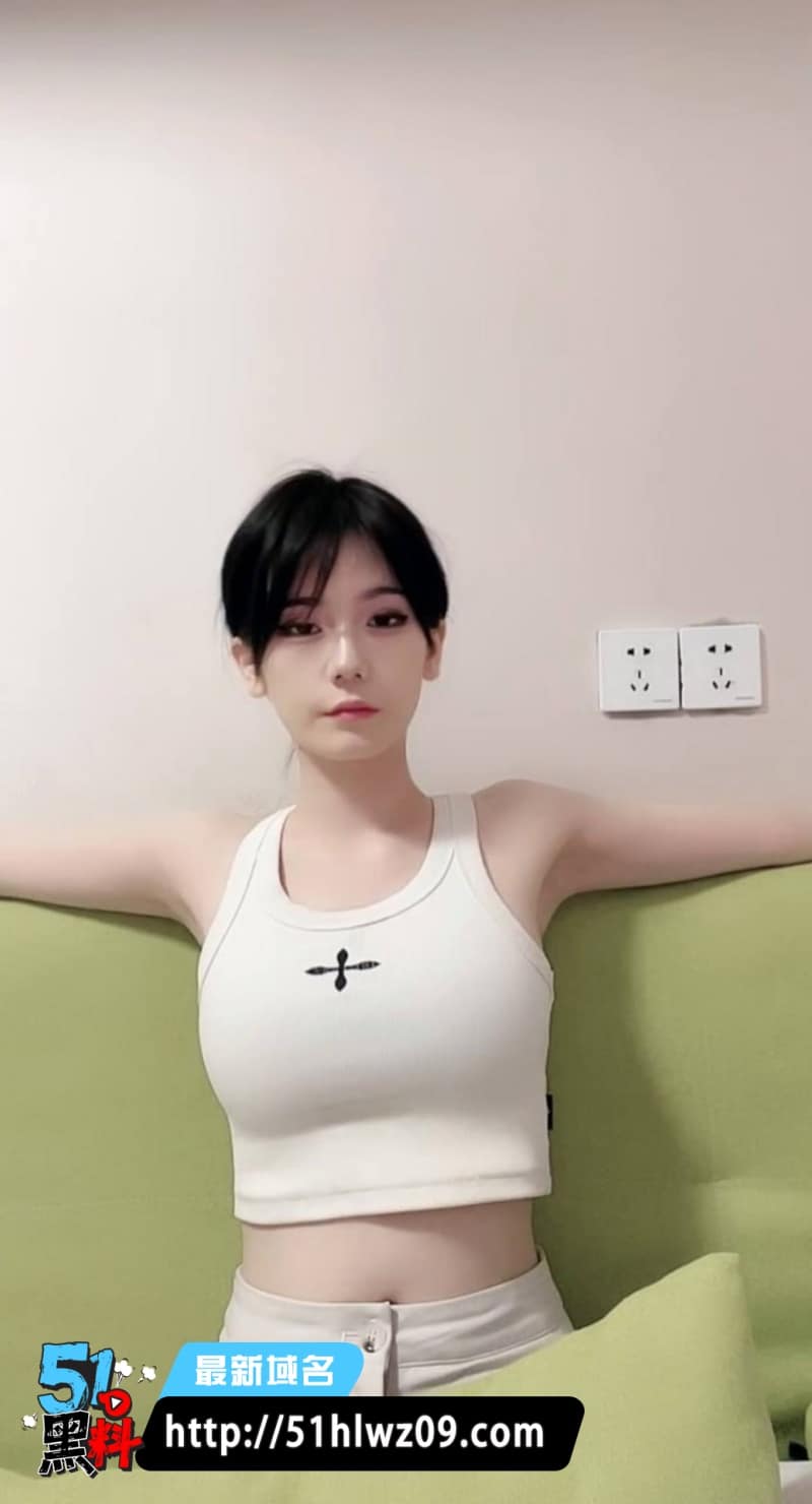 冰冷系御姐直播露奶抽烟这波反差我真没绷住，高冷脸配极品身材太顶了 网红