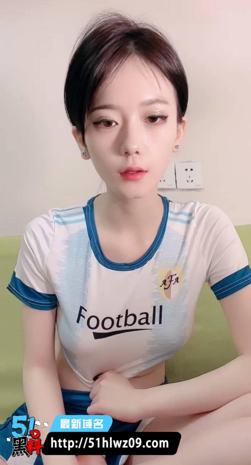 冰冷系御姐直播露奶抽烟这波反差我真没绷住，高冷脸配极品身材太顶了 福利