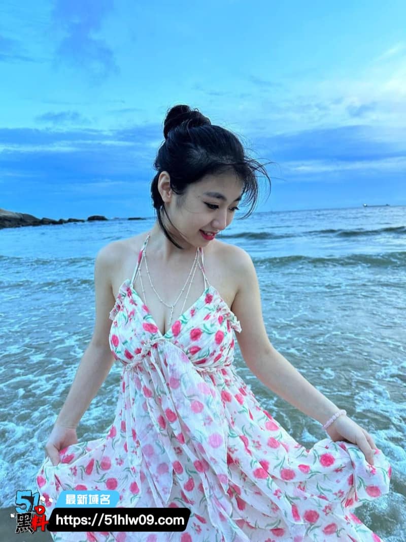 张子月巨乳学生妹放飞自我，校服脱掉后的反差细节太勾人 张子月身材