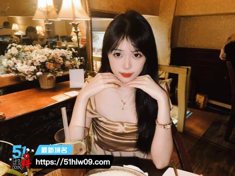 周慧媛武大经济学大一清纯人设，私下被金主3P无套玩到翻白眼