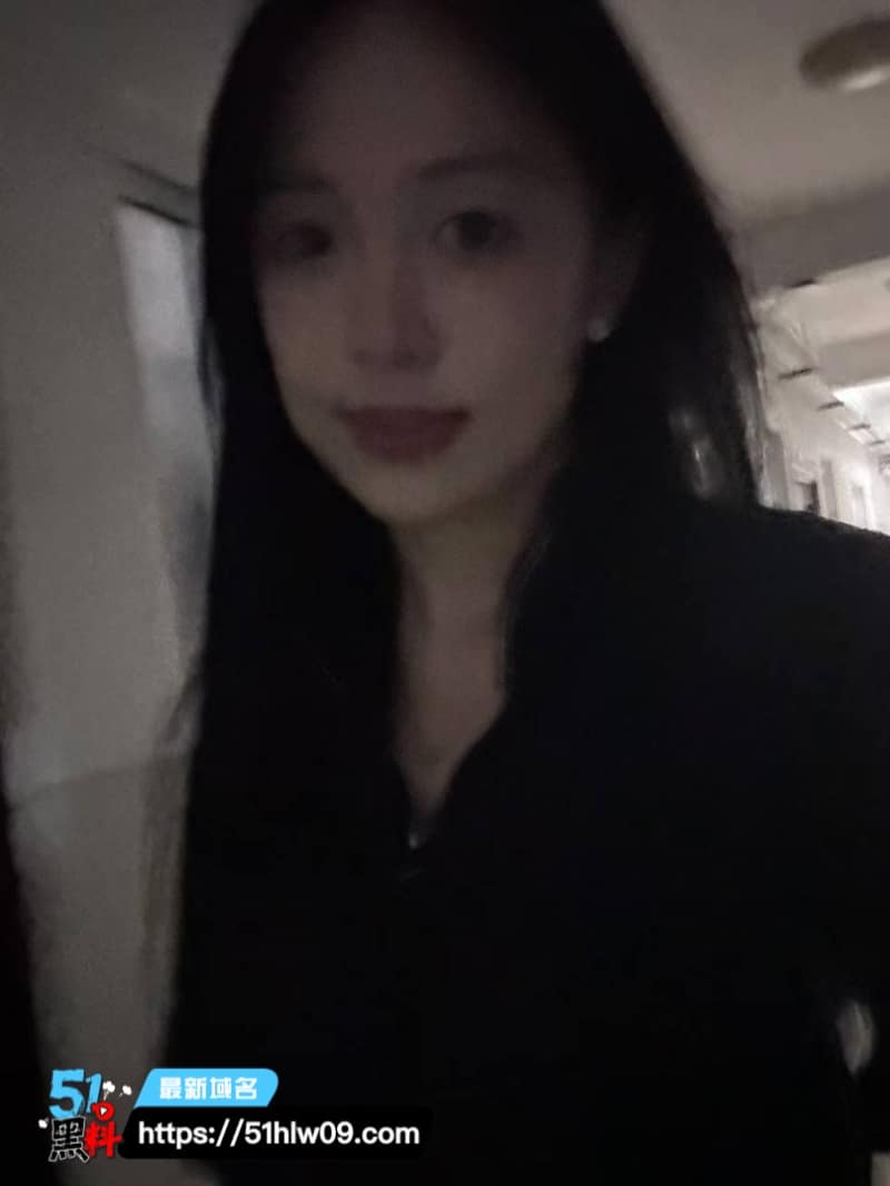 周慧媛武大经济学大一清纯人设，私下被金主3P无套玩到翻白眼 3P视频