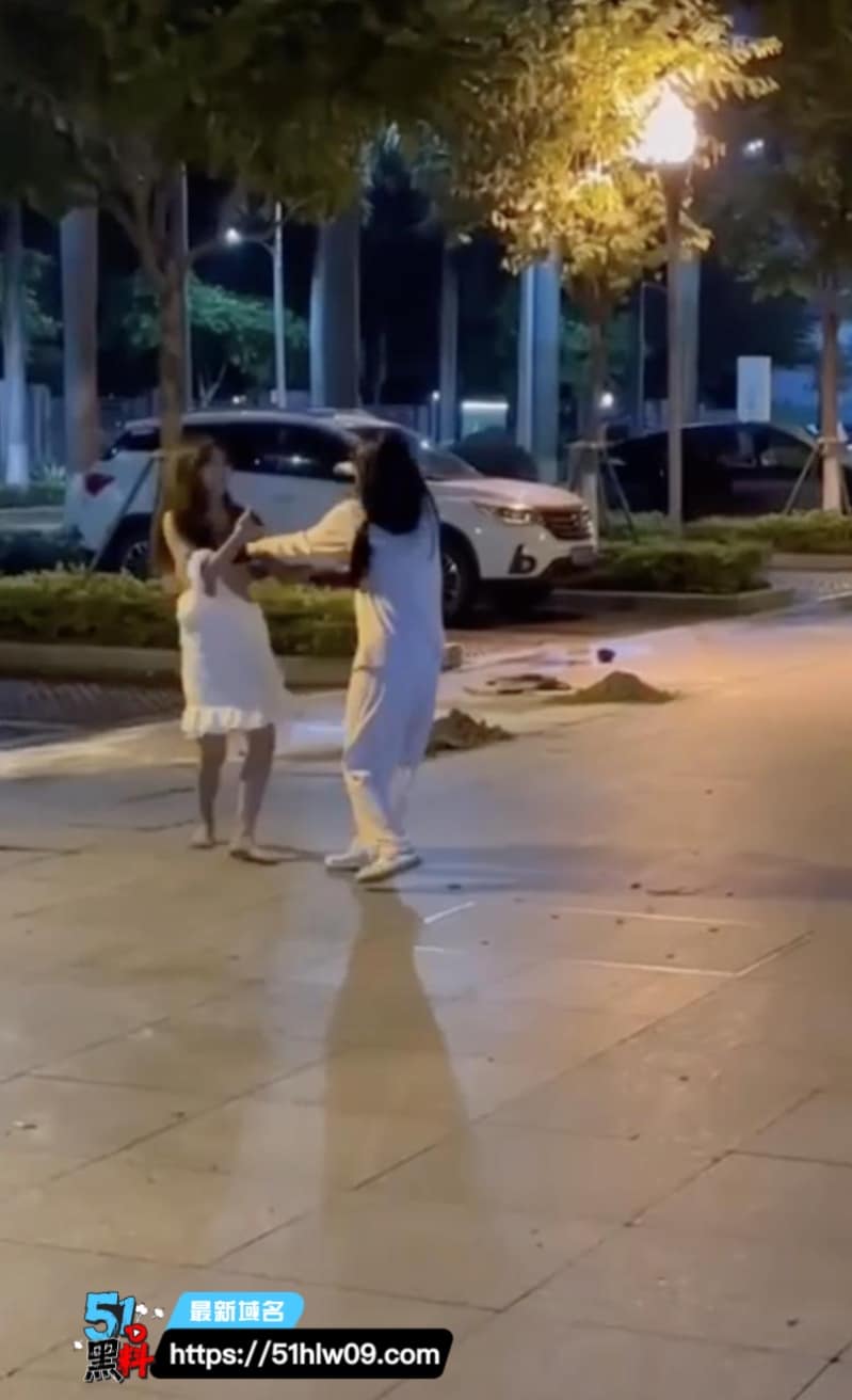 东莞上沙中山北路车震抓奸，原配当场扒光小三衣服，这波太狠了