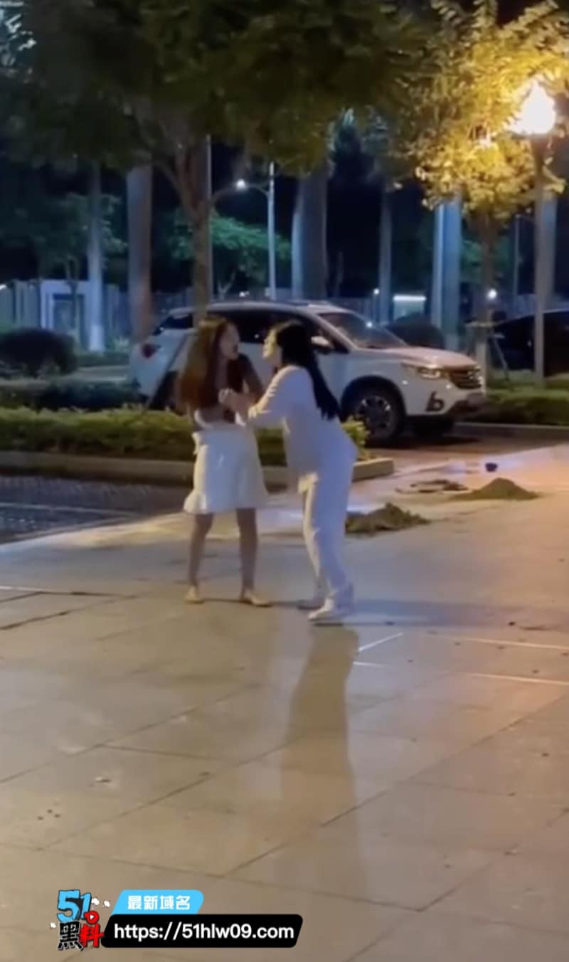 东莞上沙中山北路车震抓奸，原配当场扒光小三衣服，这波太狠了 出轨爆料