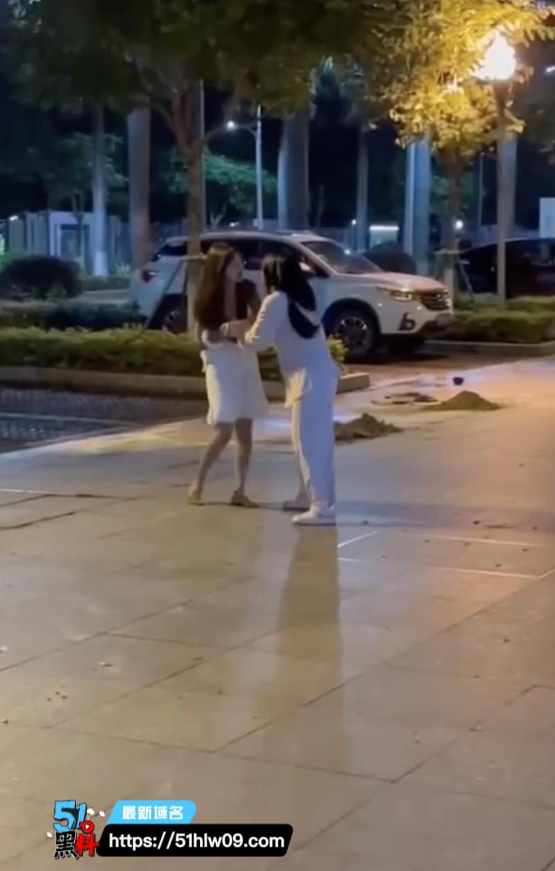 东莞上沙中山北路车震抓奸，原配当场扒光小三衣服，这波太狠了 爆料