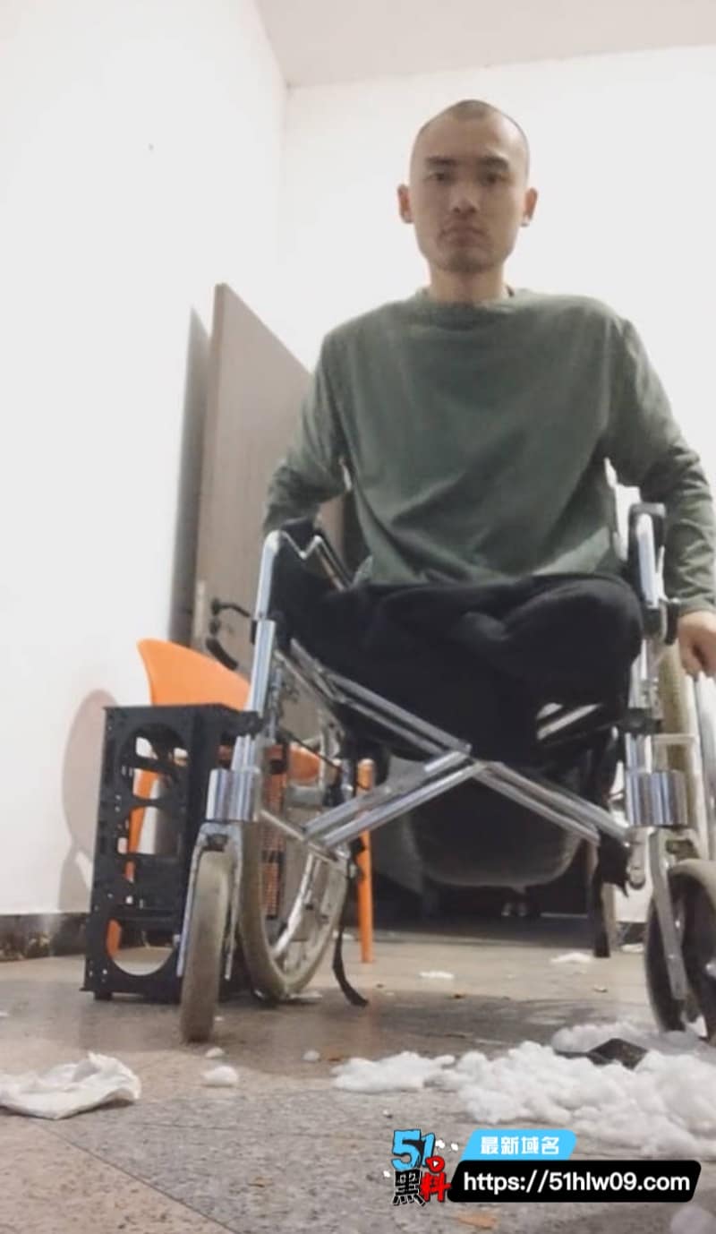 邓贱贱全裸坐轮椅拍视频卖反差太大一个月前还阳光征婚 全裸视频
