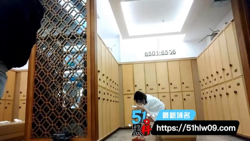 温泉会所偷拍这几个美女真顶，尤其是那个翘臀曲线我盯着看了好久 洗澡视频