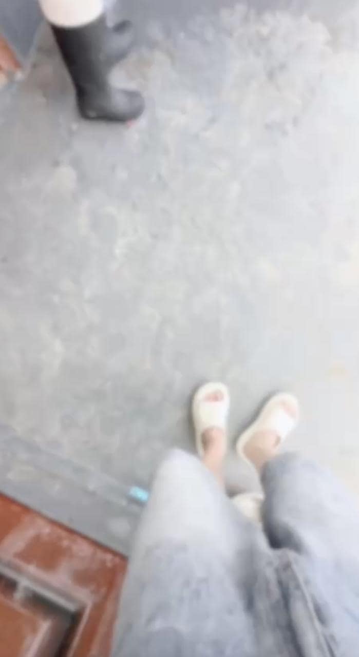小姨子穿粉色水鞋在院子勾引姐夫跪地口交被抱上床猛操到喷水 完整视频在线播放