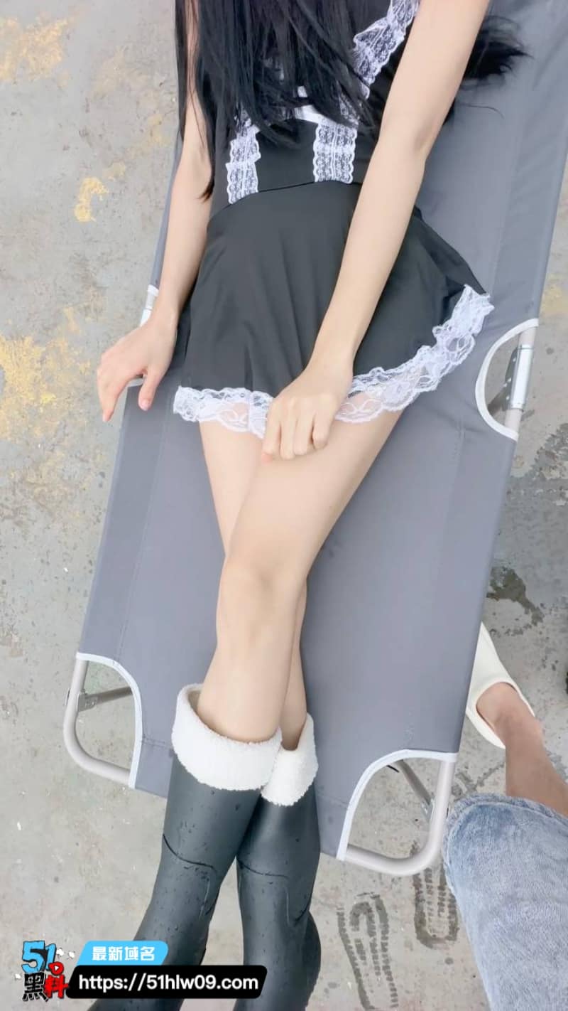 小姨子穿粉色水鞋在院子勾引姐夫跪地口交被抱上床猛操到喷水 熟女勾引