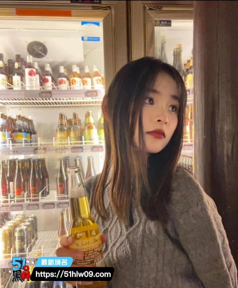 上海长腿反差母狗戴狗链跪趴撅蜜桃臀被猛玩到眼神失控 福利视频