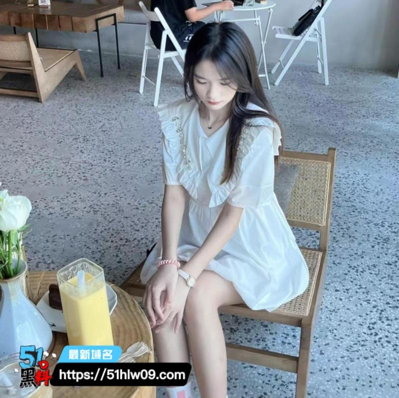 上海长腿反差母狗戴狗链跪趴撅蜜桃臀被猛玩到眼神失控 上海爆料