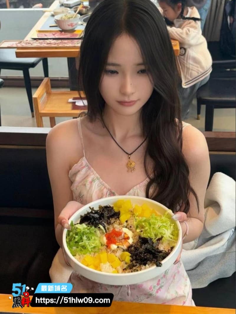 上海长腿反差母狗戴狗链跪趴撅蜜桃臀被猛玩到眼神失控 福利