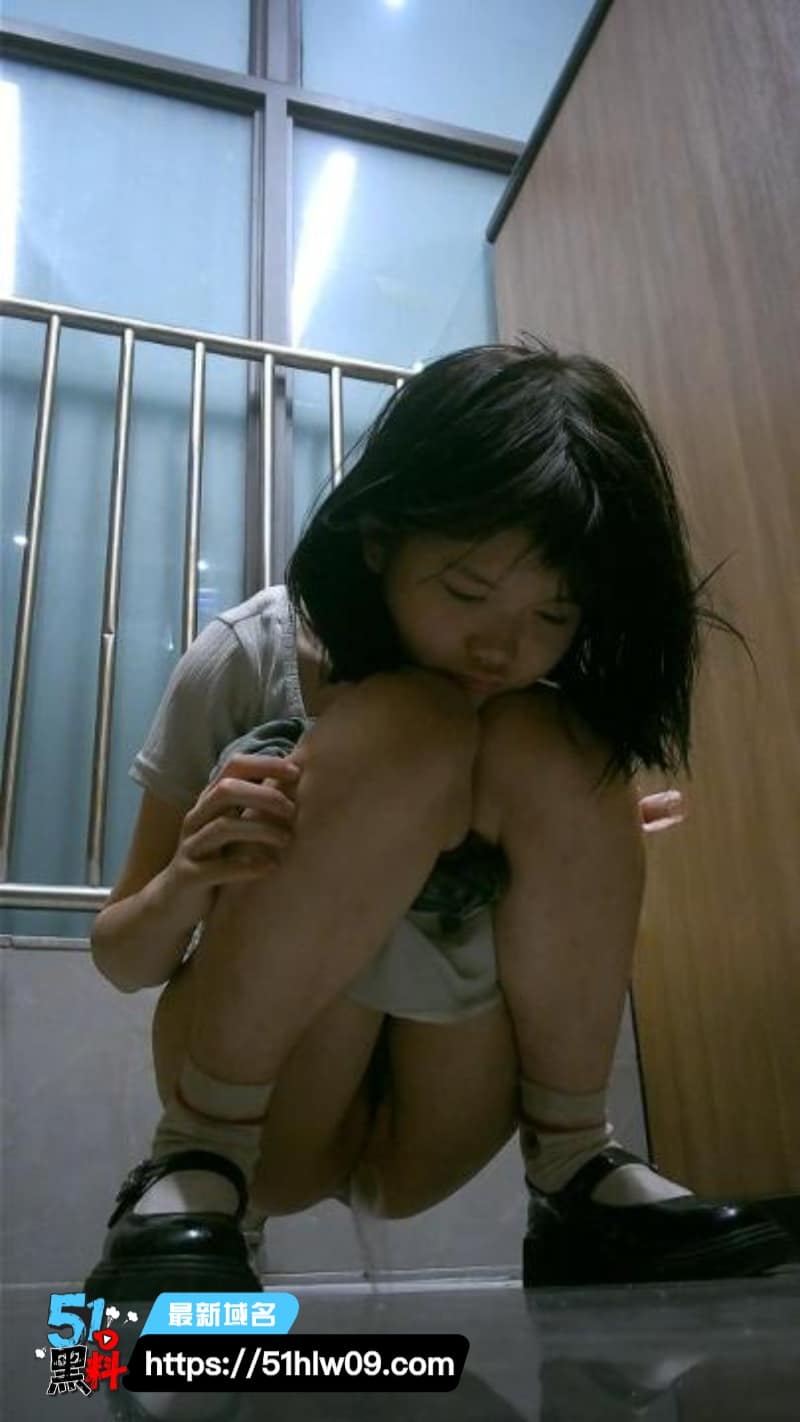 写字楼女厕高清偷拍这波太顶了，好几个正脸女神放尿翘臀直接怼脸 高清私密视频