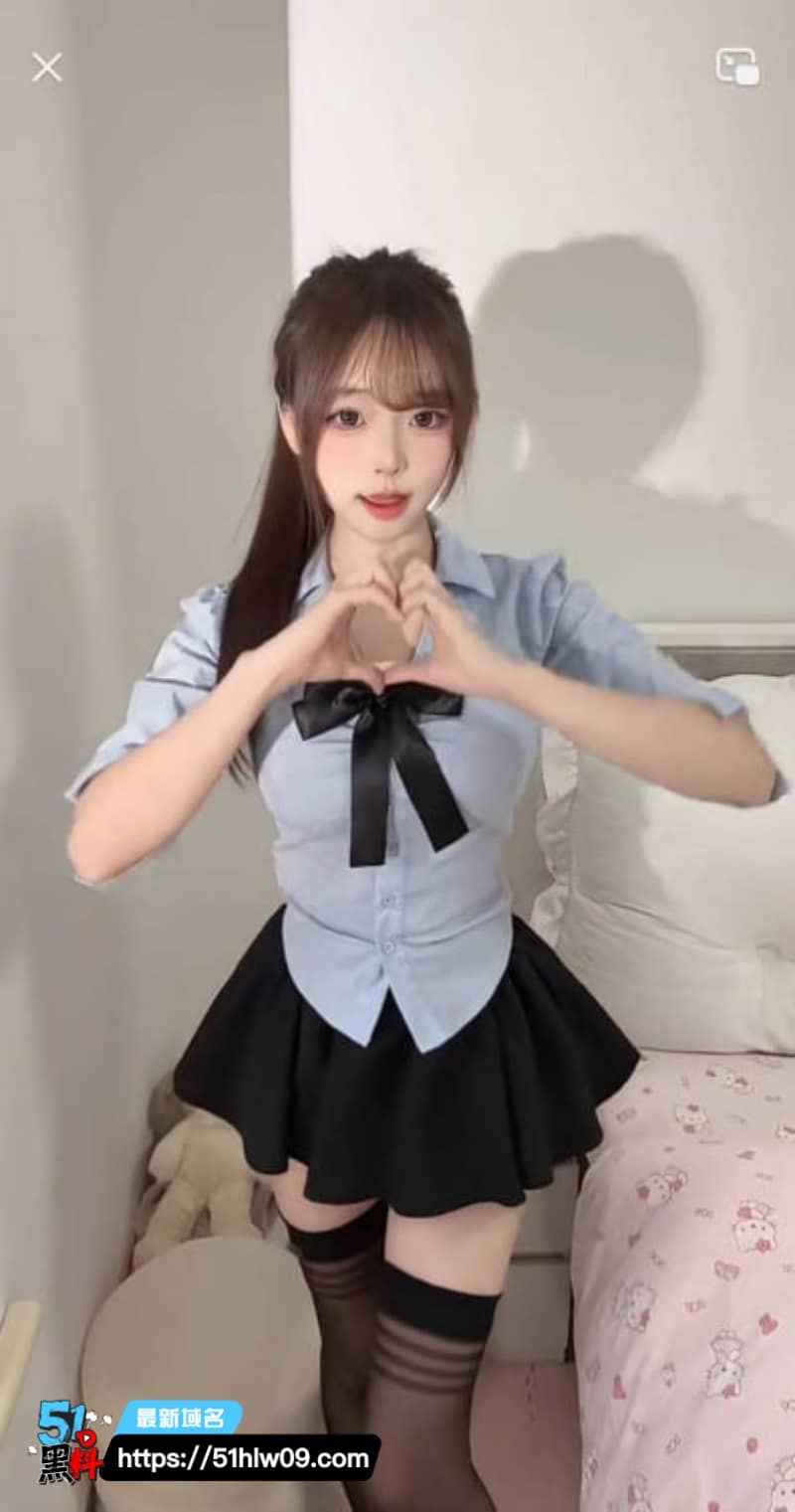 02uiii看着像邻家甜妹，私下在BigoLive抖胸这反差确实顶