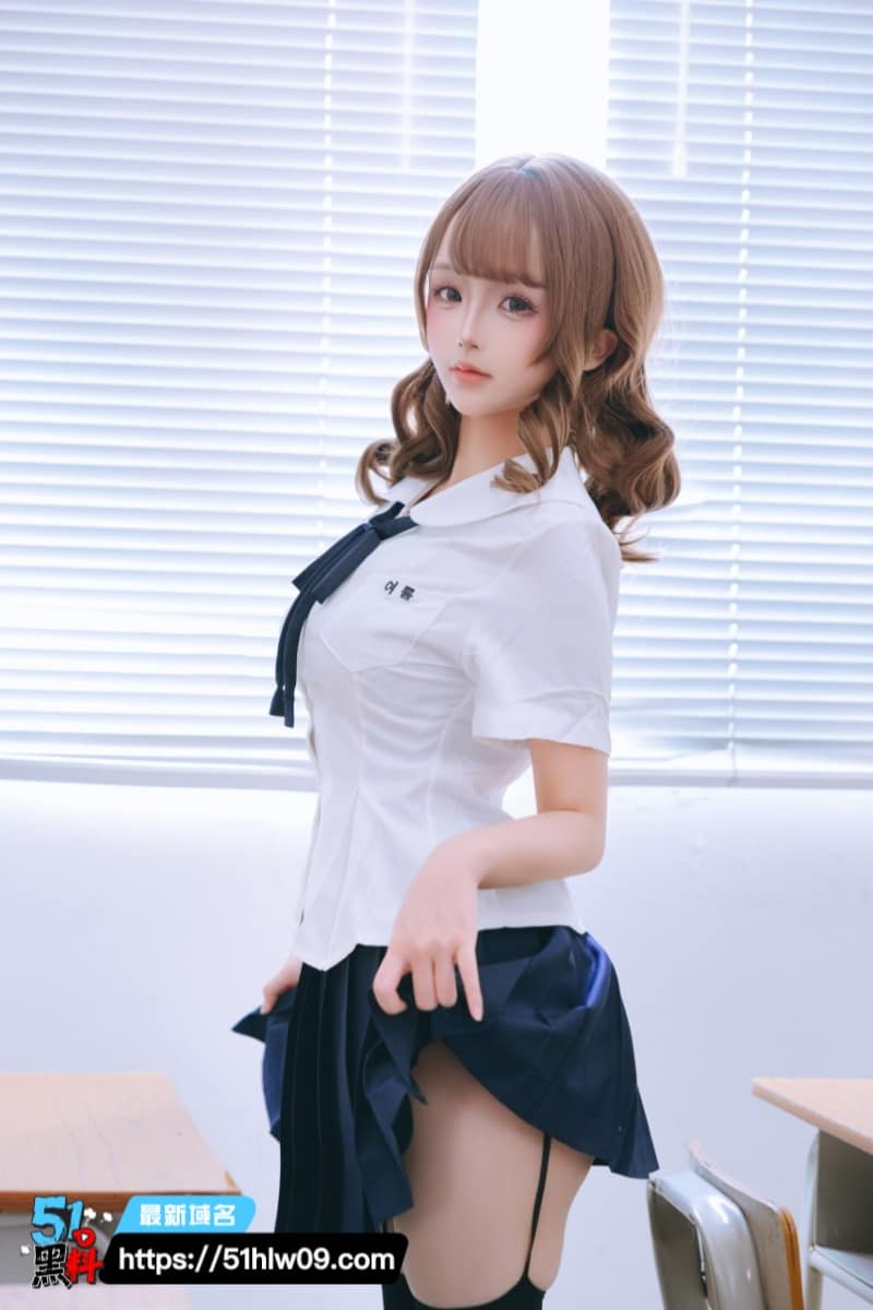 日奈娇心理委员Cosplay反差太顶，白衬衫扣子崩开眼神迷离直接勾魂 心理委员反差
