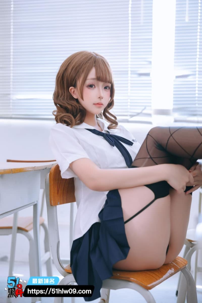 日奈娇心理委员Cosplay反差太顶，白衬衫扣子崩开眼神迷离直接勾魂 福利