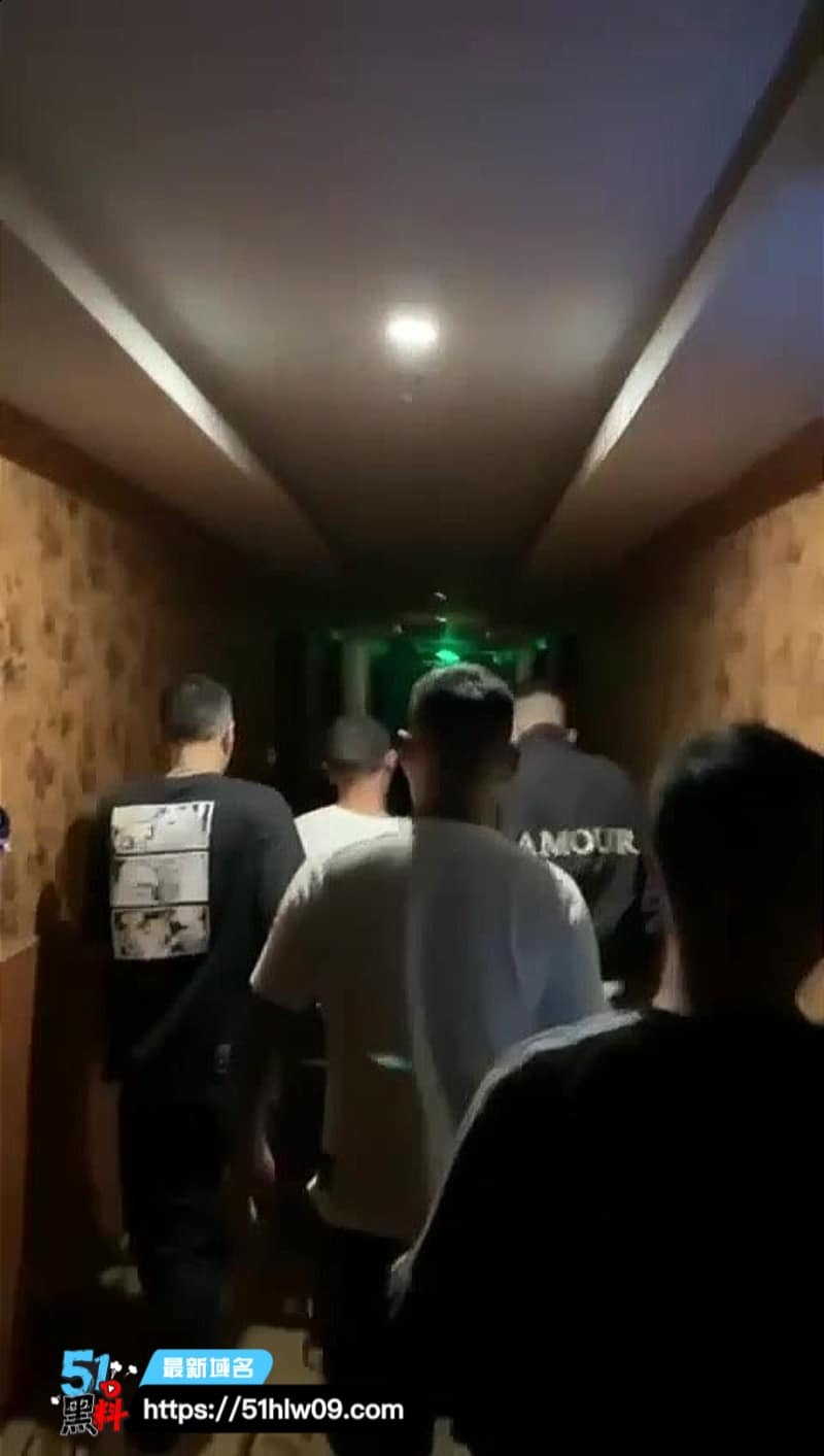抓奸现场原配带兄弟狂扇奸夫耳光，抽得脸肿惨叫连连太解气了