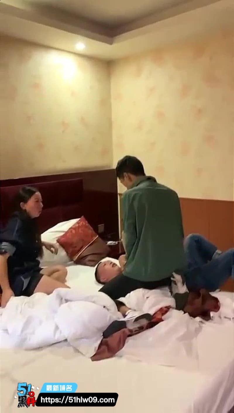 抓奸现场原配带兄弟狂扇奸夫耳光，抽得脸肿惨叫连连太解气了 扇耳光视频