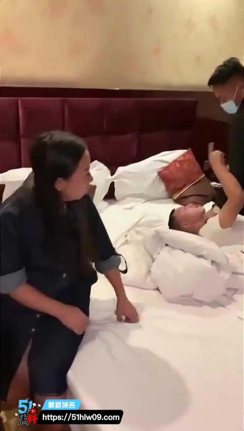 抓奸现场原配带兄弟狂扇奸夫耳光，抽得脸肿惨叫连连太解气了 51黑料