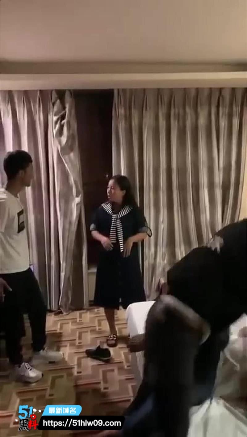 抓奸现场原配带兄弟狂扇奸夫耳光，抽得脸肿惨叫连连太解气了 八卦