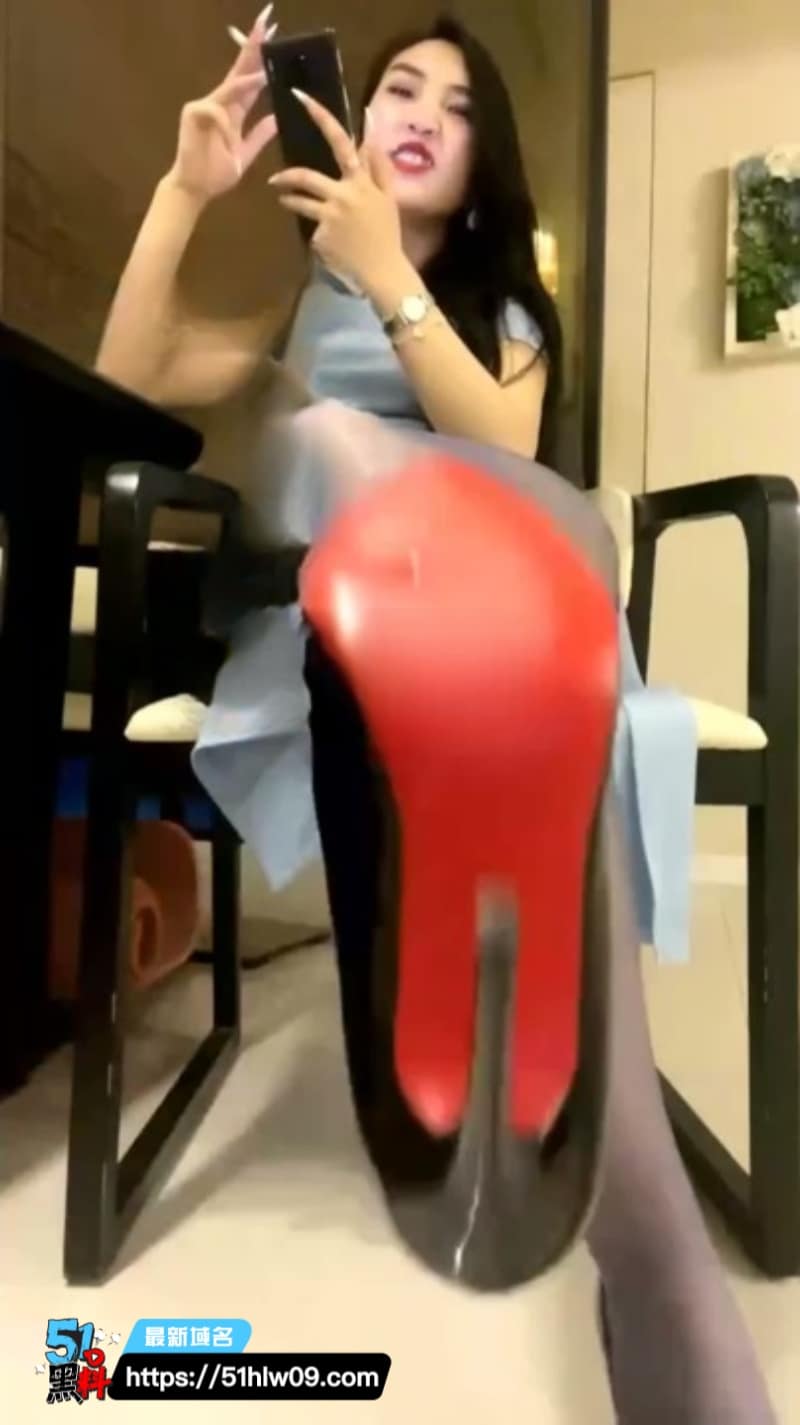 萱萱S看着挺温柔私下玩这么野，红底高跟丝袜控精简直是绝活 网红黑料