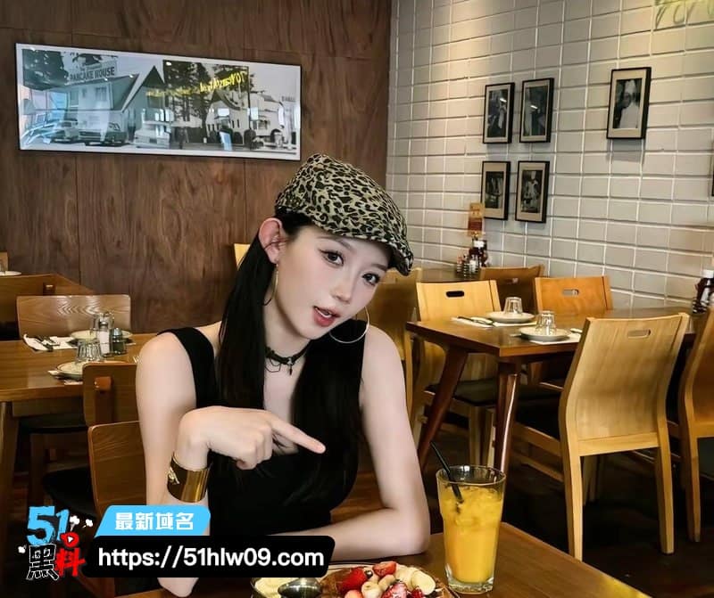 小伊伊在三亚包养鲜肉跟闺蜜3P，老公竟然在旁边拍视频全程围观 三亚3P视频