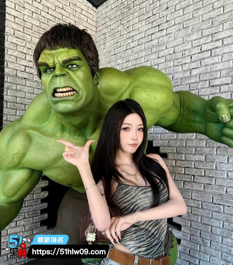 小伊伊在三亚包养鲜肉跟闺蜜3P，老公竟然在旁边拍视频全程围观 包养小鲜肉