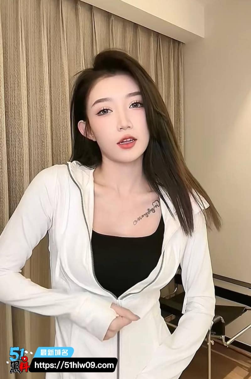 小伊伊在三亚包养鲜肉跟闺蜜3P，老公竟然在旁边拍视频全程围观 出轨视频