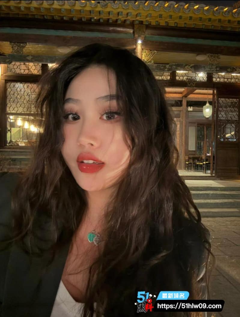 这福利姬黑丝肥臀也太顶了丨无套后入猛干把她操得直流水