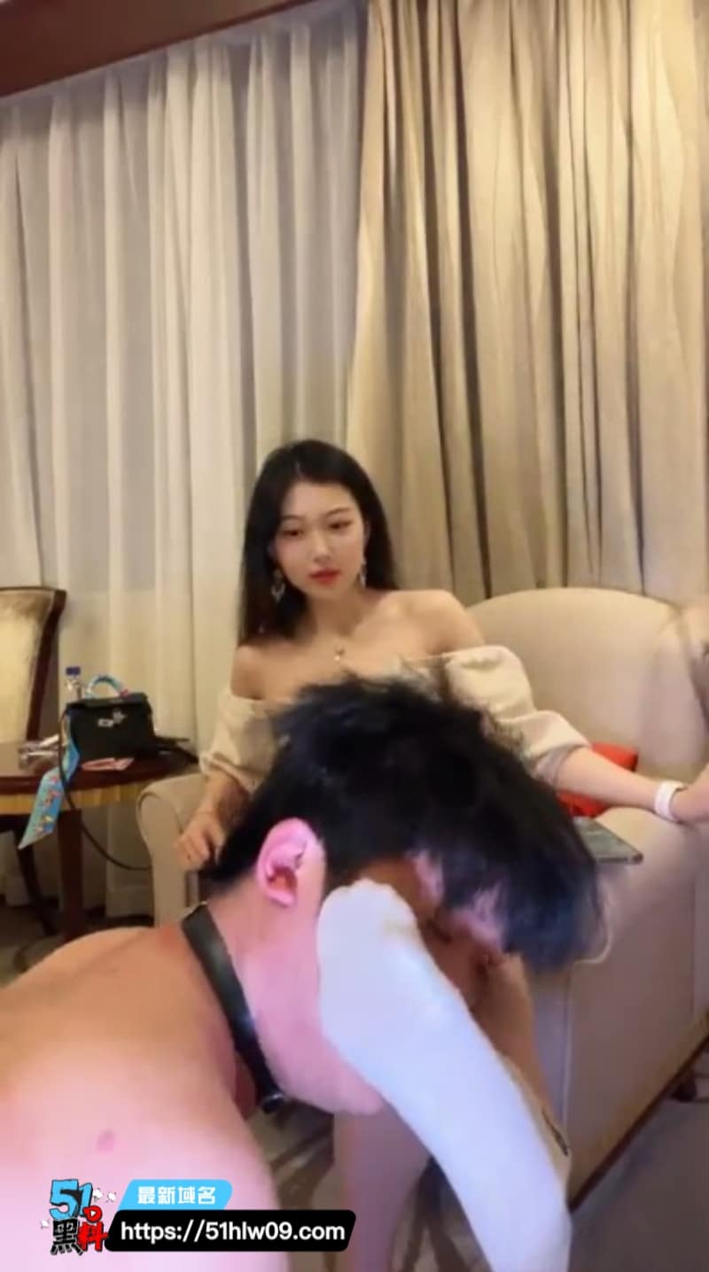 佳佳这波白色平底鞋踩脸太顶了，现实调教男粉丝真的没绷住 美足