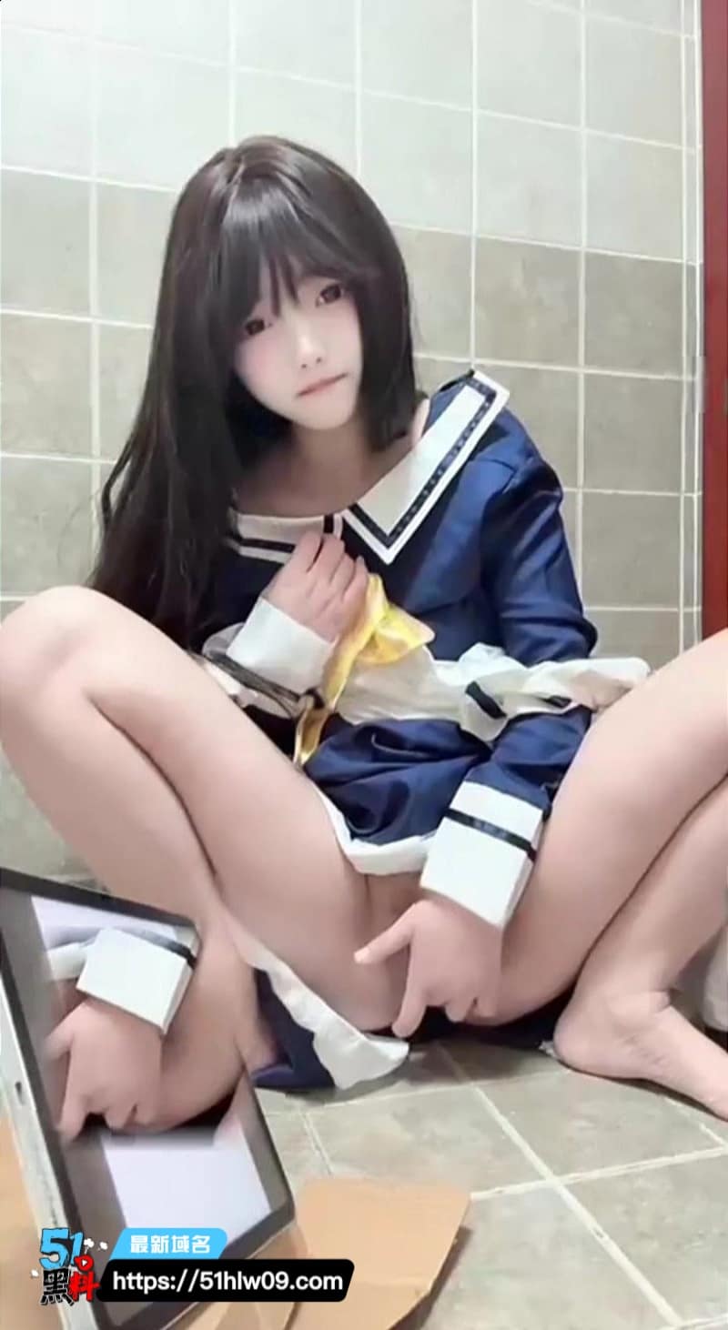 福利姬小迟Cos枣子姐在厕所猛插假鸡巴白虎骚穴被玩到失控 Cosplay