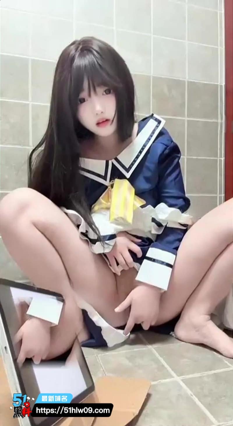 福利姬小迟Cos枣子姐在厕所猛插假鸡巴白虎骚穴被玩到失控 反差