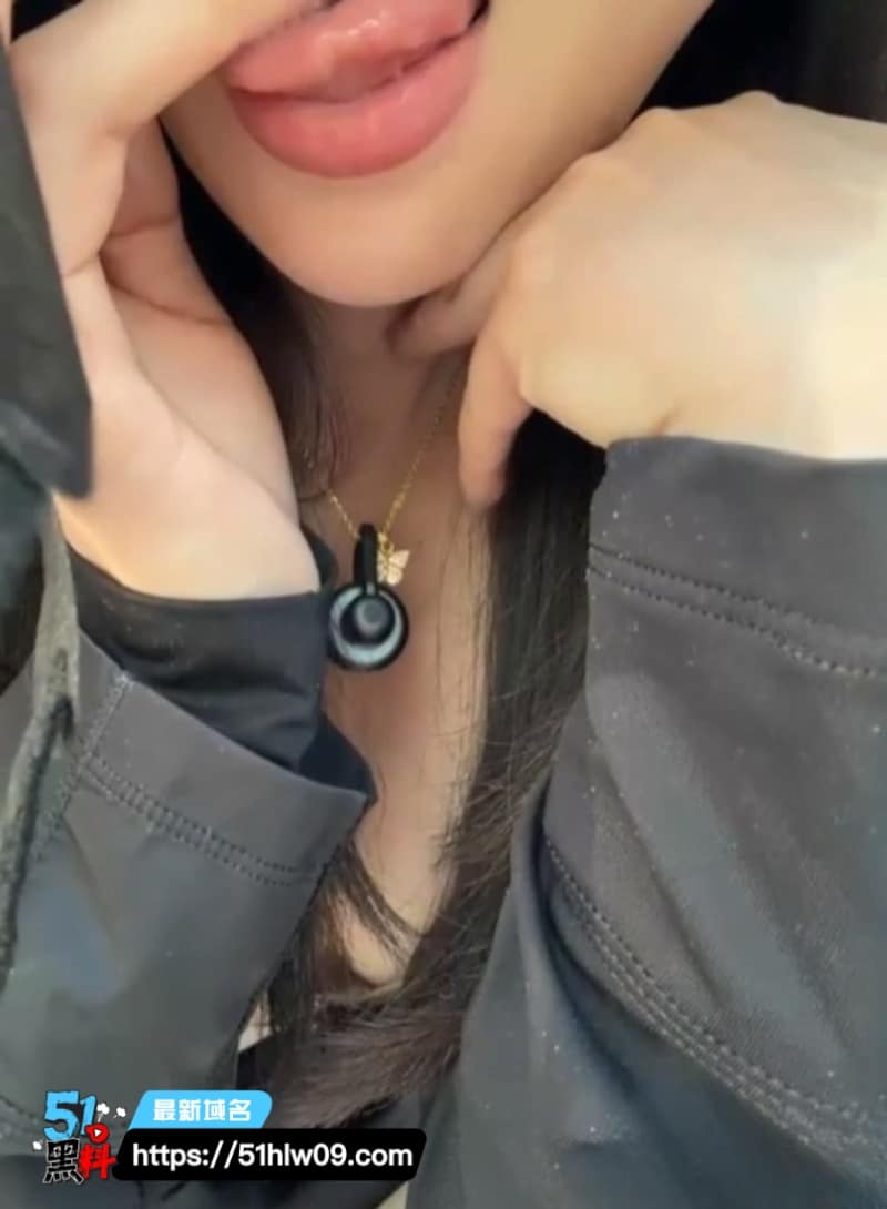 nidebaby健身房直播脱衣玩震动棒强忍高潮被拍到眼神迷离 福利