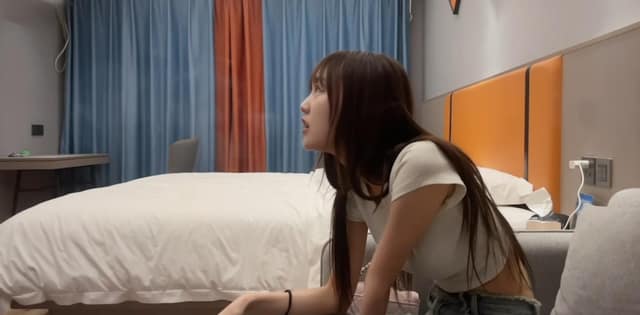 反差网红小骚女私下被鸠摩智花3000约炮，清纯外壳下玩得太野了