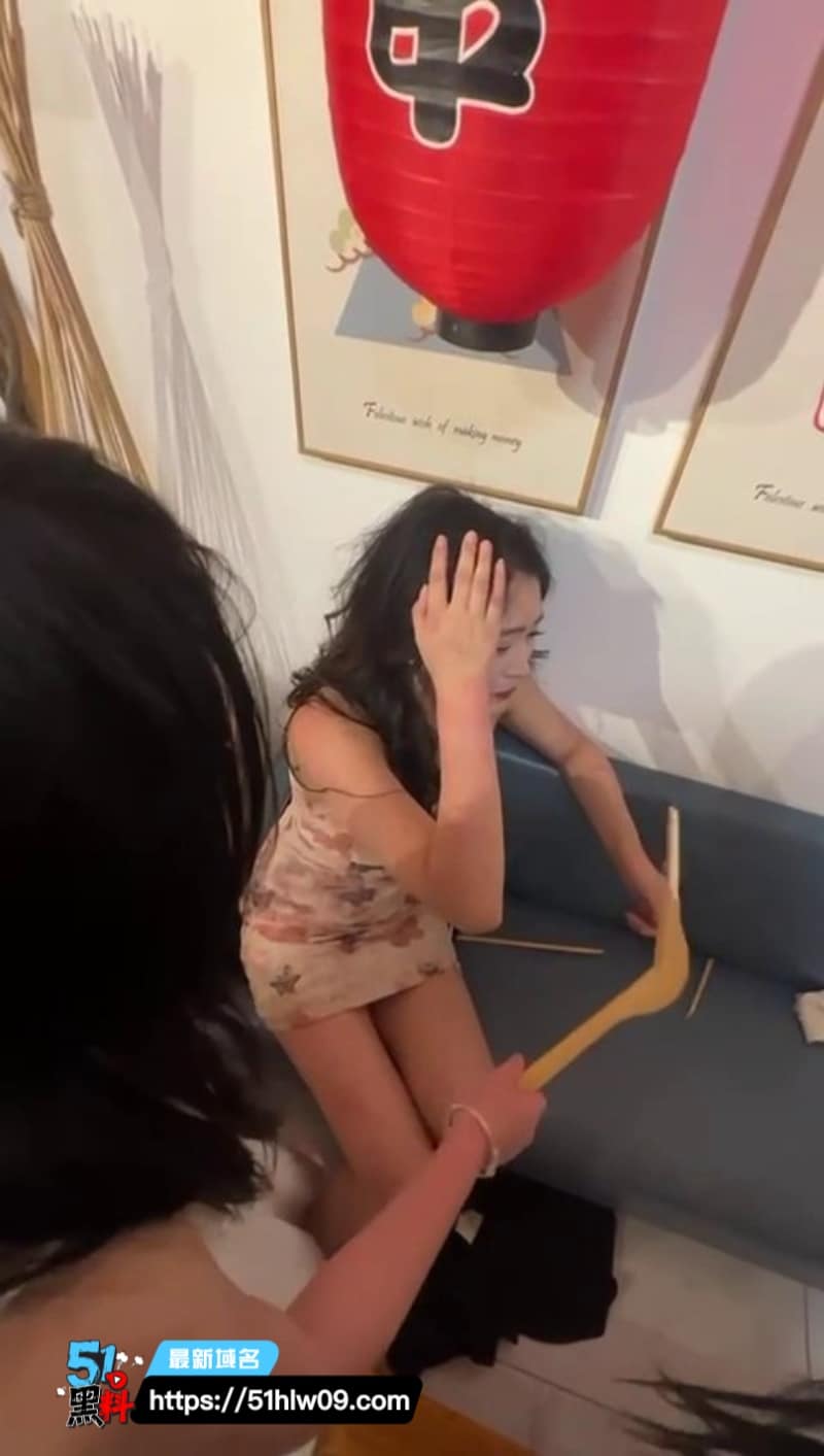 高颜值精神小妹霸凌视频流出被撕烂衣服露出大片雪白太顶了 高颜值妹子