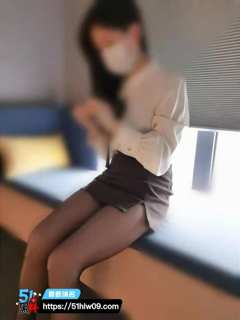 漂亮表姐私下玩这么野丨一身OL黑丝被表弟按在沙发上猛操内射 内射视频