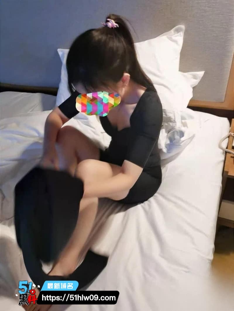 漂亮表姐私下玩这么野丨一身OL黑丝被表弟按在沙发上猛操内射 反差