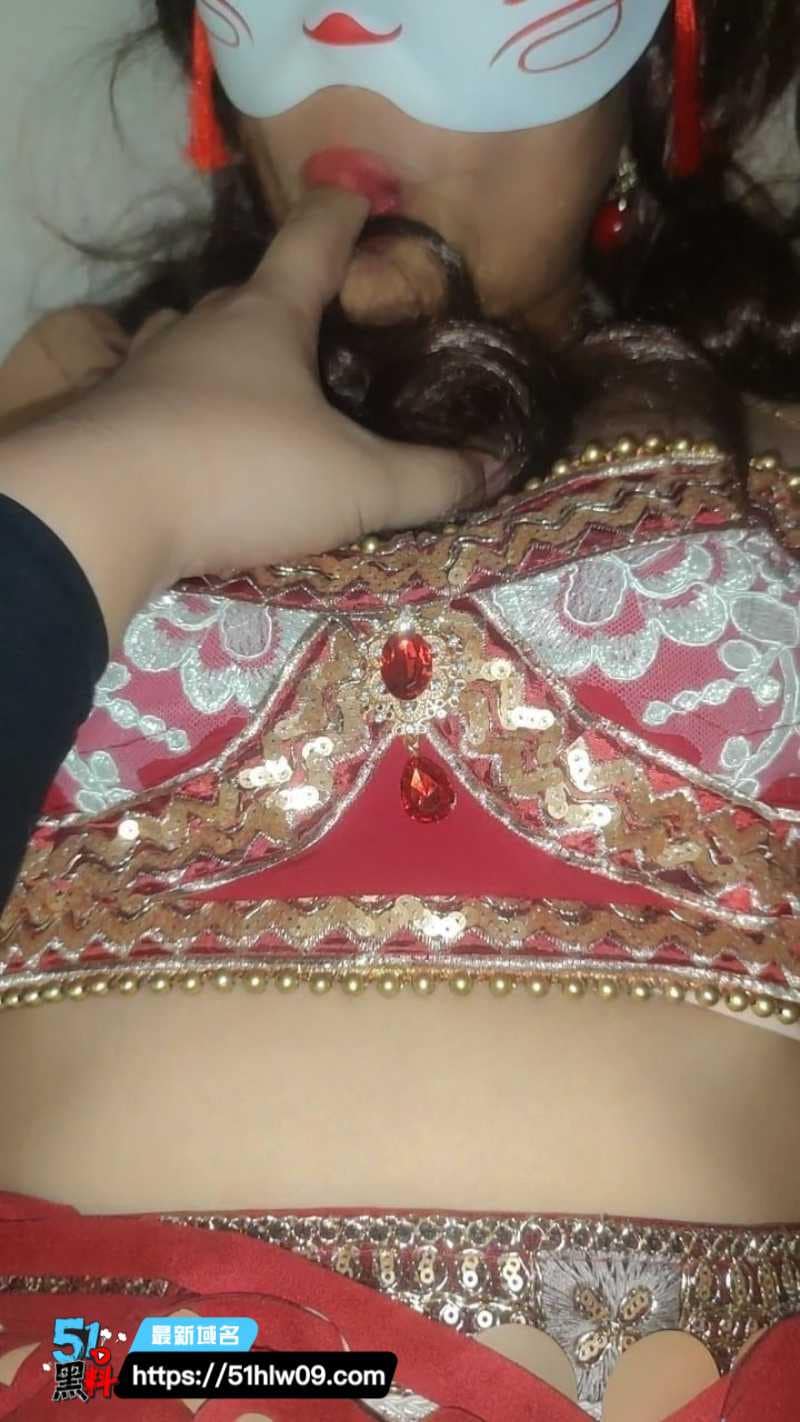 海角社区敦煌服饰妈妈这波真的顶，被操一下午水喷得满床都是 海角爆料
