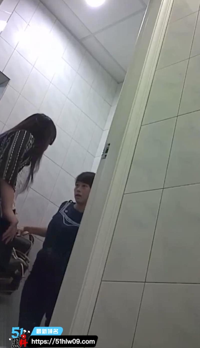 小吃店厕拍合集丨看着端庄的少妇私下尿得这么猛 爆料