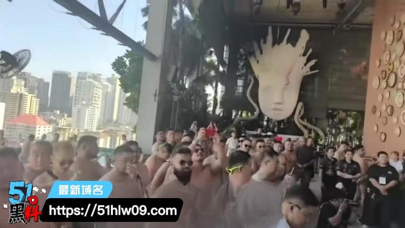 成都春熙路酒吧男团实录丨豹纹猛男顶胯尺度太猛 爆料
