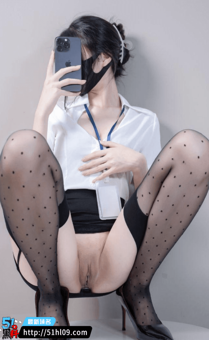 福利姬小桃白衬衫黑丝反差，塞紫钻大开腿细节太顶 反差爆料