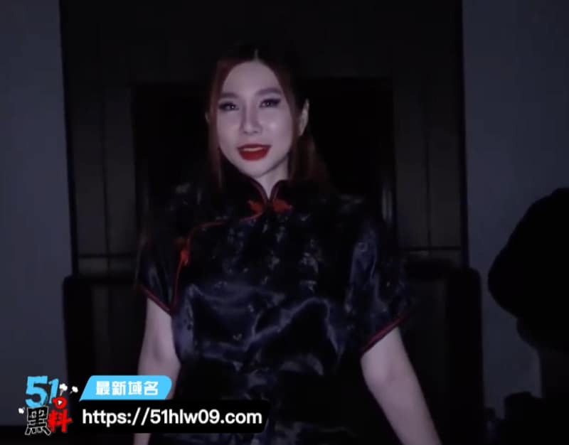 媚黑淫妻穿旗袍赴约丨私下让老公在角落看黑人大屌猛操到喷水 福利