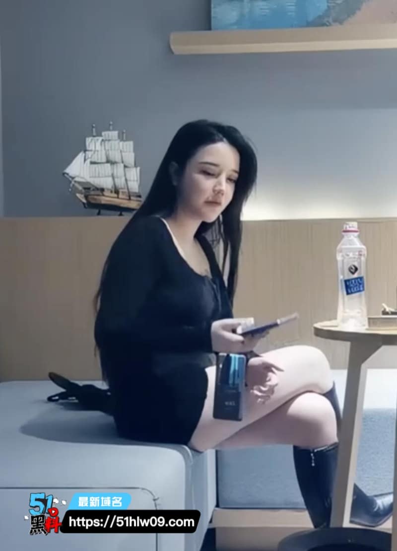 退役车模私下这么野？肉感大奶被摁在床上狂舔，反差身材太顶了 福利视频