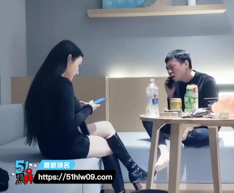 退役车模私下这么野？肉感大奶被摁在床上狂舔，反差身材太顶了 大奶车模