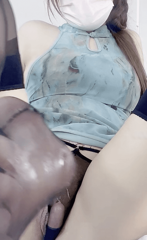 小菜头喵喵喵这套青色旗袍黑丝我是真没绷住，骑乘姿势太顶了 萝莉反差