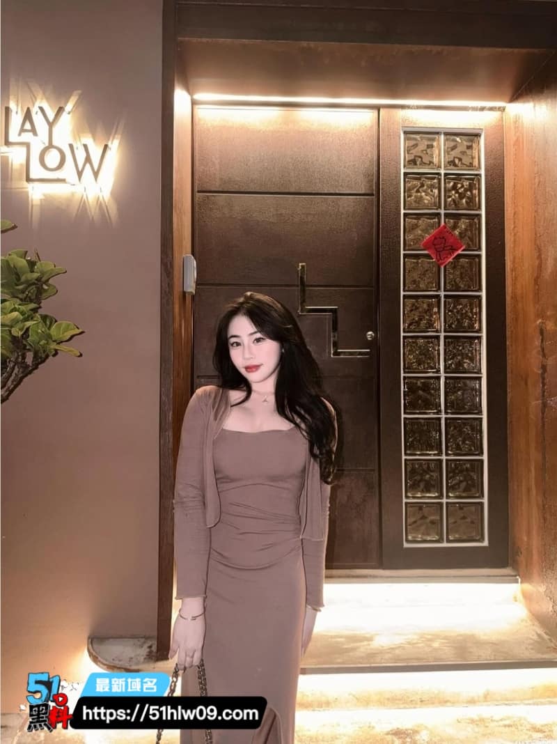 服装店老板娘巨乳视频流出，反差身材把人看呆了