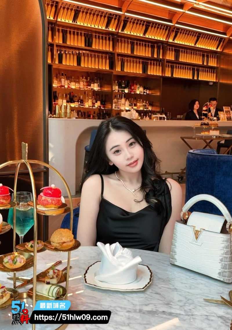 服装店老板娘巨乳视频流出，反差身材把人看呆了 推特