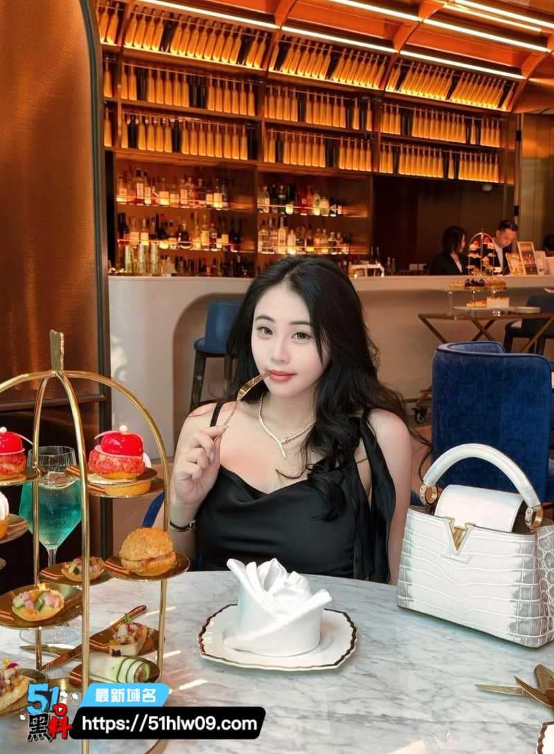 服装店老板娘巨乳视频流出，反差身材把人看呆了 反差女神