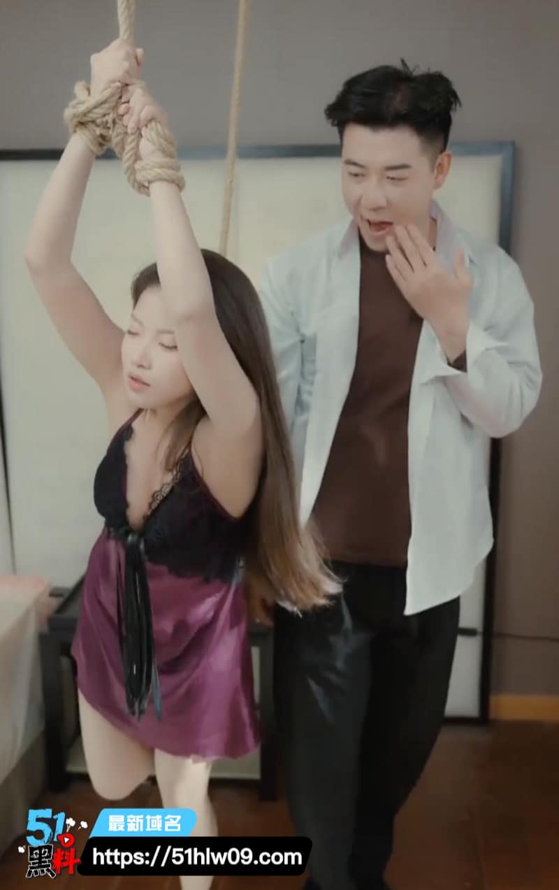 黑夜幽欲侄媳妇黑丝自慰被二叔撞见直接按在床上猛操到失神 三人行
