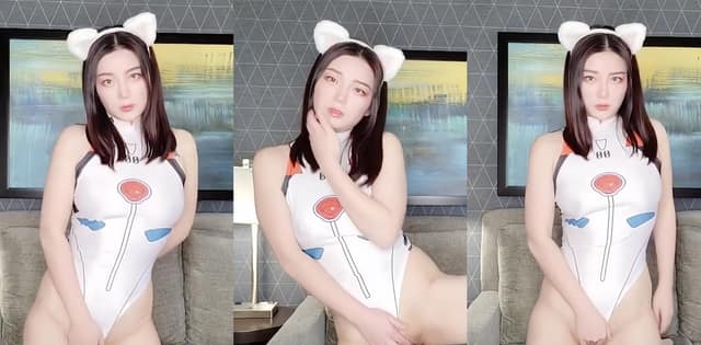 华裔网黄妮可泳装自慰失控跪求无套猛插最后被颜射满脸