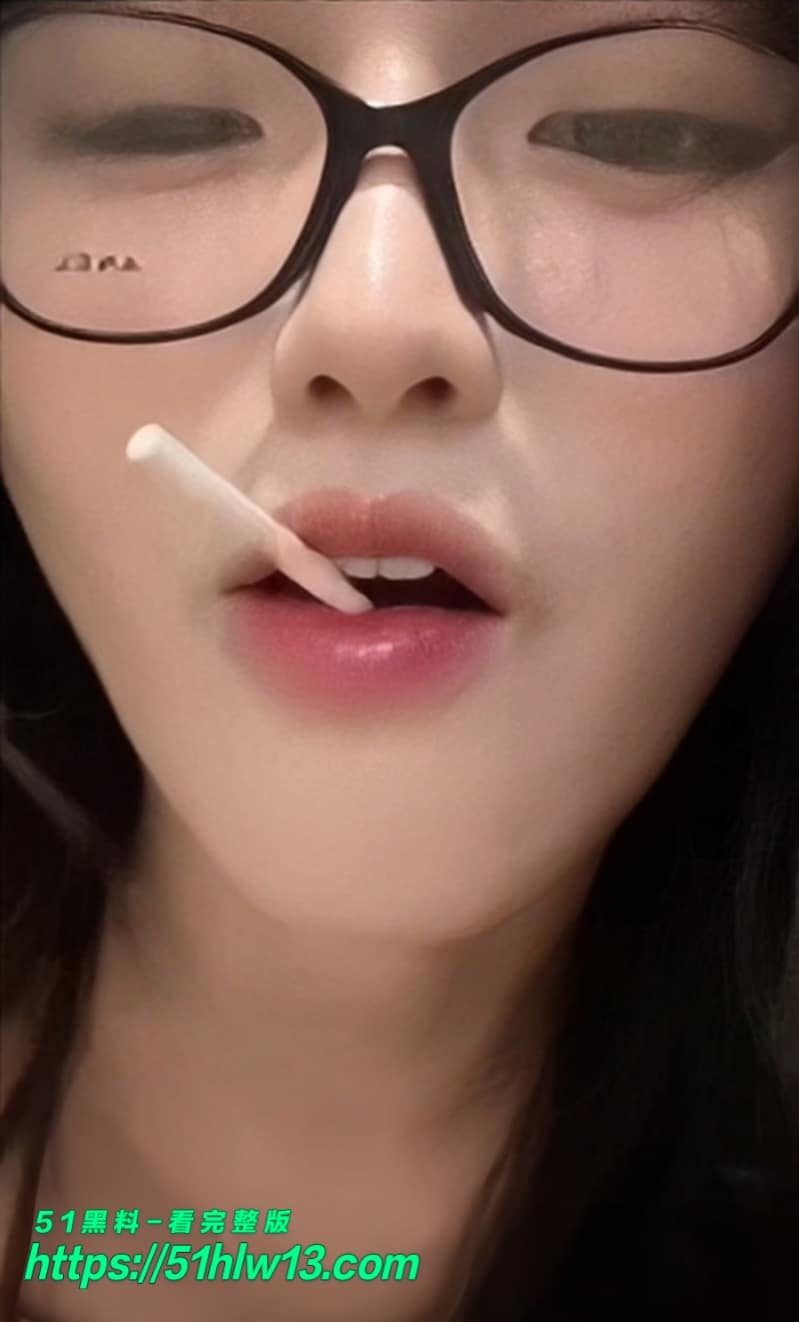 偷心九月天黑框眼镜反差热舞坦胸露乳直接把人勾失控 福利